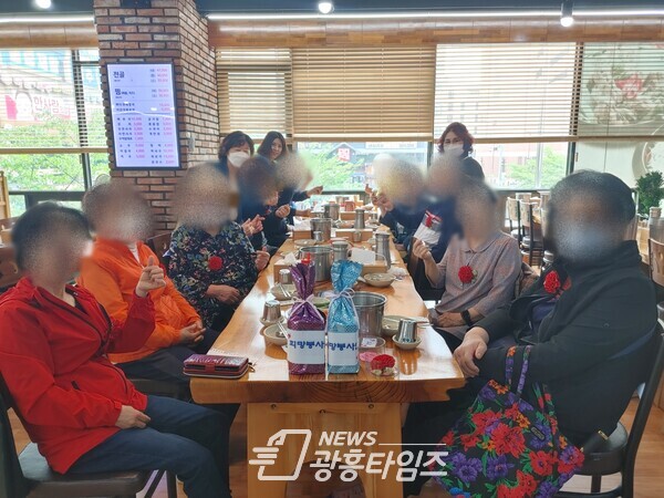 광명시 소하1동 지역사회보장협의체는 가정의 달을 맞아 지난 4일 독거어르신 20명을 초청하여 점심을 대접하고 카네이션 등 선물을 전달하며 효 사랑을 실천했다(사진제공=소하1동 행정복지센터)