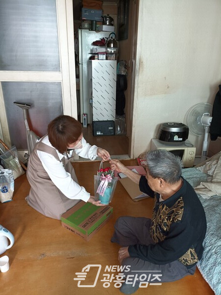  정왕치매안심센터 카네이션 전달(사진제공=시흥시)