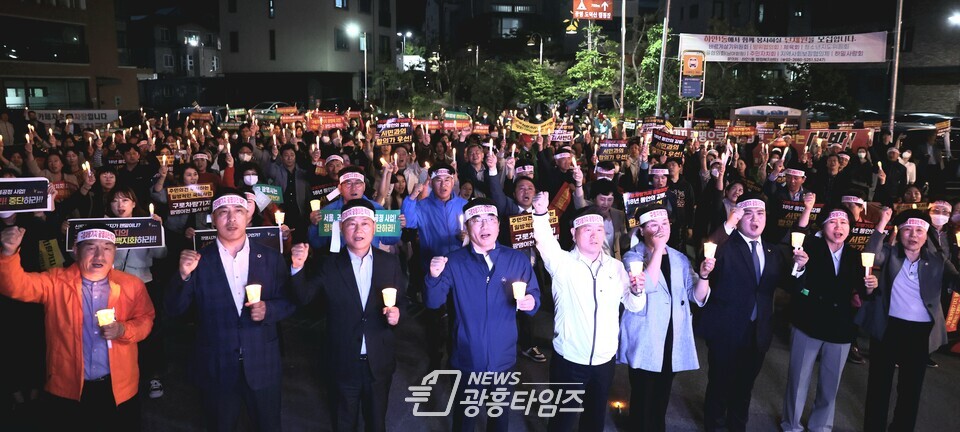 광명시민 300여 명은 지난 3일 오후 6시 30분부터 밤일마을 등 구로차량기지 광명 이전 예정지 일대에서 ‘사업 백지화 염원 촛불 행진’을 벌이고 구로차량기지 광명 이전 거부 목소리를 높였다(사진제공=광명시) 광명시민 300여 명은 지난 3일 오후 6시 30분부터 밤일마을 등 구로차량기지 광명 이전 예정지 일대에서 ‘사업 백지화 염원 촛불 행진’을 벌이고 구로차량기지 광명 이전 거부 목소리를 높였다(사진제공=광명시)