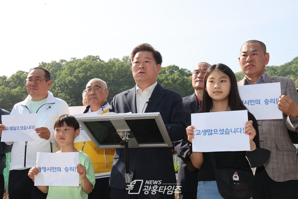 박승원 광명시장은 9일 오후 사업 이전 대상지였던 밤일마을을 찾아 감격에 젖은 주민들과 함께 그간의 노고를 격려했다(사진제공=광명시) 박승원 광명시장은 9일 오후 사업 이전 대상지였던 밤일마을을 찾아 감격에 젖은 주민들과 함께 그간의 노고를 격려했다(사진제공=광명시)