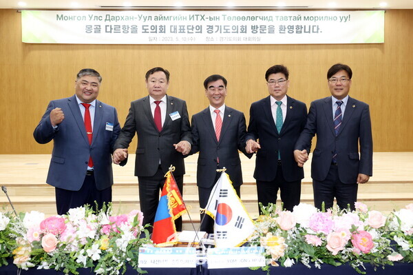 염종현 의장. 몽골 다르항올도의회 대표단 접견...기관 간 호혜적 협력해 나가기로 (사진제공=경기도의회) 염종현 의장. 몽골 다르항올도의회 대표단 접견...기관 간 호혜적 협력해 나가기로 (사진제공=경기도의회)