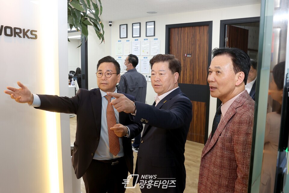 박승원 광명시장(우측 두번째)은 지난 11일 광명시 소하동 소재 지식산업센터인 에이스광명타워와 광명테크노파크를 방문하여 지식산업센터 관리단 및 기업체 관계자들과 소통의 시간을 가졌다(사진제공=광명시) 박승원 광명시장(우측 두번째)은 지난 11일 광명시 소하동 소재 지식산업센터인 에이스광명타워와 광명테크노파크를 방문하여 지식산업센터 관리단 및 기업체 관계자들과 소통의 시간을 가졌다(사진제공=광명시)