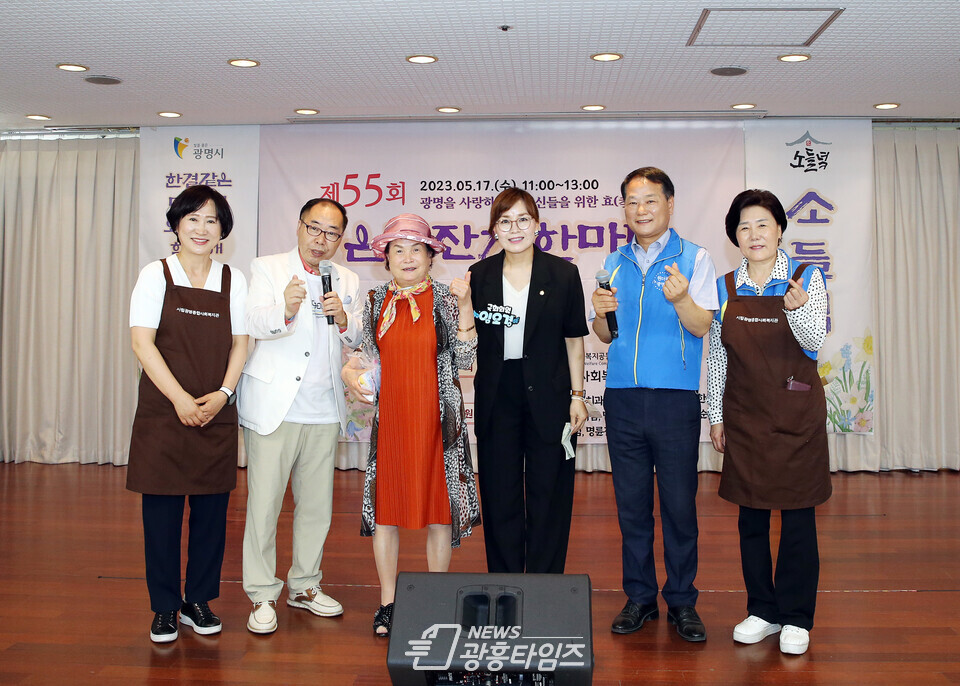 임오경 국회의원, 제55회 은빛잔치 한마당에 참석해 지역 주민들과 소통 이어나가(사진제공=임오경 의원실) 임오경 국회의원, 제55회 은빛잔치 한마당에 참석해 지역 주민들과 소통 이어나가(사진제공=임오경 의원실)