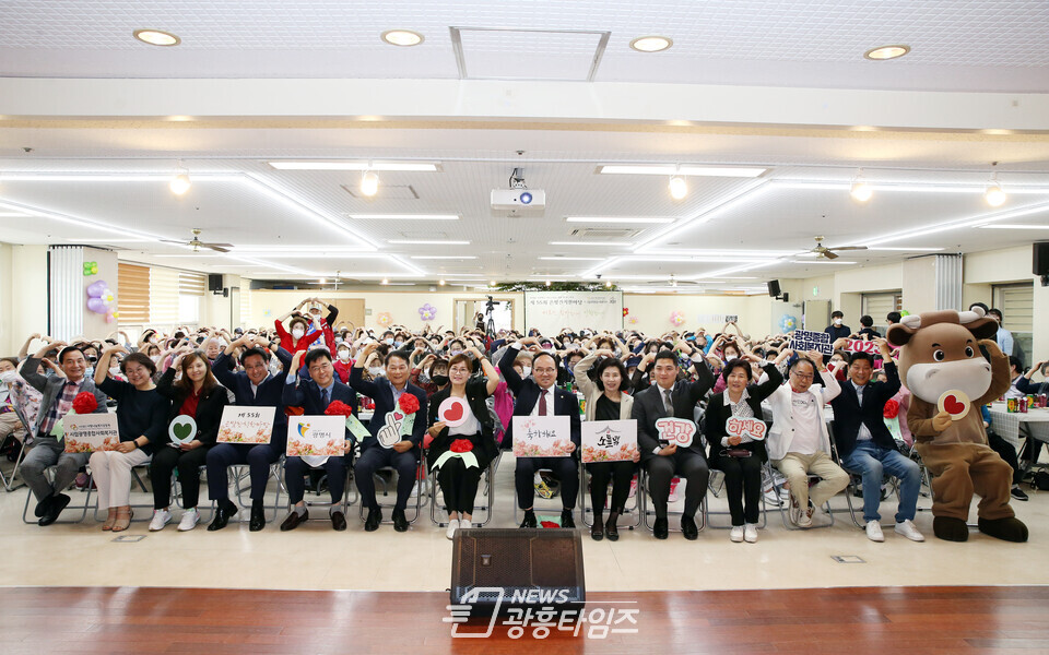 임오경 국회의원, 제55회 은빛잔치 한마당에 참석해 지역 주민들과 소통 이어나가(사진제공=임오경 의원실) 임오경 국회의원, 제55회 은빛잔치 한마당에 참석해 지역 주민들과 소통 이어나가(사진제공=임오경 의원실)