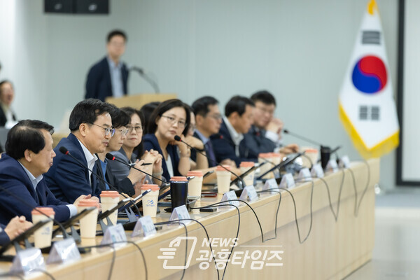 기후도지사 김동연, 경기 RE100 본격 시동…모든 공공기관에 태양광발전시설 설치(사진제공=경기도) 기후도지사 김동연, 경기 RE100 본격 시동…모든 공공기관에 태양광발전시설 설치(사진제공=경기도)