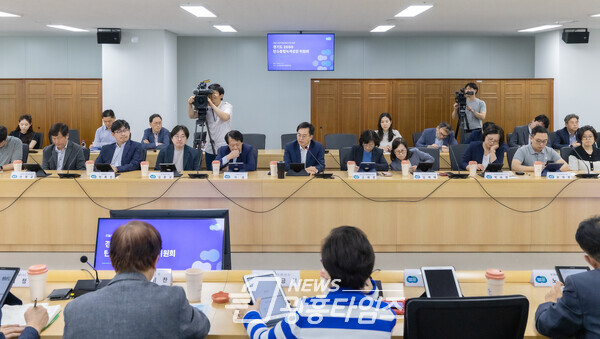 기후도지사 김동연, 경기 RE100 본격 시동…모든 공공기관에 태양광발전시설 설치(사진제공=경기도) 기후도지사 김동연, 경기 RE100 본격 시동…모든 공공기관에 태양광발전시설 설치(사진제공=경기도)