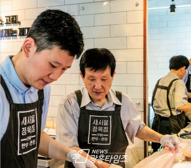 광명시가 ‘백년가게’ 등 광명시민에게 꾸준히 사랑받고 성장 잠재력이 높은 소상공인과 점포를 찾아 적극 육성하기로 했다_광명시 백년가게 새서울정육점(사진제공=광명시) 광명시가 ‘백년가게’ 등 광명시민에게 꾸준히 사랑받고 성장 잠재력이 높은 소상공인과 점포를 찾아 적극 육성하기로 했다_광명시 백년가게 새서울정육점(사진제공=광명시)