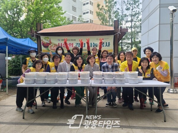 광명시 소하1동 적십자봉사회는 가정의 달을 맞아 18일 직접 담근 열무김치를 지역 내 홀몸 어르신과 한부모가정 장애인가정 등 저소득 취약계층 35가구에 전달했다(사진제공=소하1동 행정복지센터)