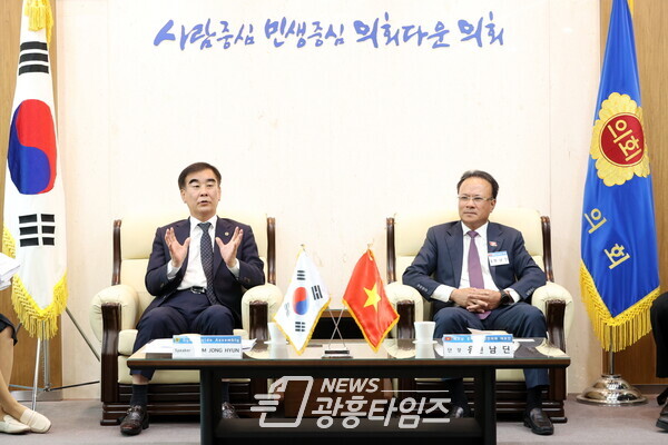 염종현 의장, 베트남 응에안성 인민의회 대표단 접견...코로나로 중단된 상호교류 '재개' (사진제공=경기도의회) 염종현 의장, 베트남 응에안성 인민의회 대표단 접견...코로나로 중단된 상호교류 '재개' (사진제공=경기도의회)