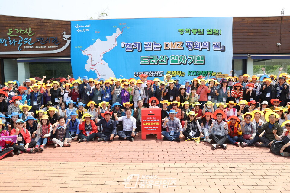 광명시민들이 지난 26일 KTX광명역에서 도라산역까지 당일 왕복하는 ‘열차 기행’ 행사를 진행하고 남북평화철도 KTX광명역 출발을 염원했다(사진제공=광명시) 광명시민들이 지난 26일 KTX광명역에서 도라산역까지 당일 왕복하는 ‘열차 기행’ 행사를 진행하고 남북평화철도 KTX광명역 출발을 염원했다(사진제공=광명시)