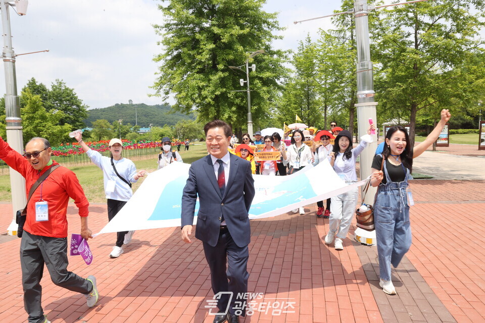 광명시민들이 지난 26일 KTX광명역에서 도라산역까지 당일 왕복하는 ‘열차 기행’ 행사를 진행하고 남북평화철도 KTX광명역 출발을 염원했다(사진제공=광명시) 광명시민들이 지난 26일 KTX광명역에서 도라산역까지 당일 왕복하는 ‘열차 기행’ 행사를 진행하고 남북평화철도 KTX광명역 출발을 염원했다(사진제공=광명시)