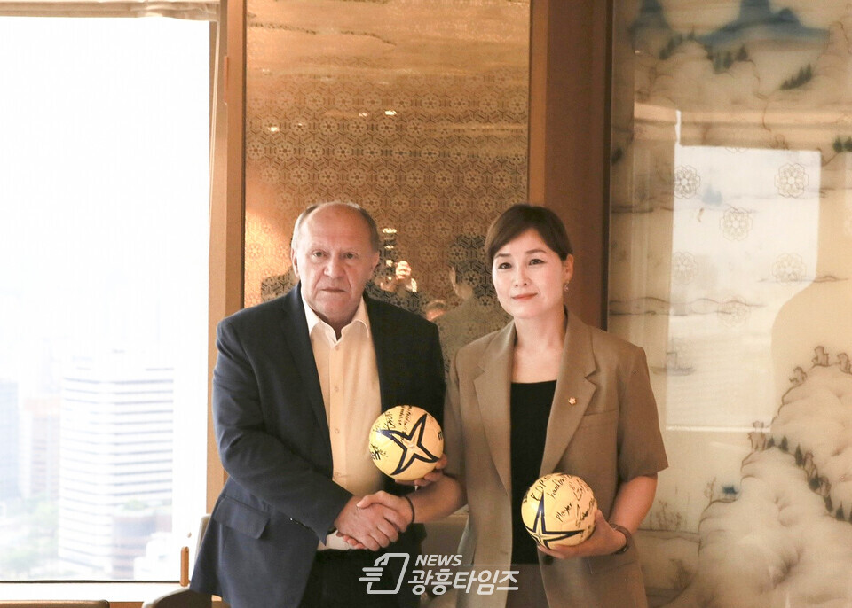 임오경 국회의원, 폴란드 내 기아 광명오토랜드 전기차 인프라 구축 확대 및 군용차량 비즈니스 진출 협력 요청(사진제공=임오경 의원실) 임오경 국회의원, 폴란드 내 기아 광명오토랜드 전기차 인프라 구축 확대 및 군용차량 비즈니스 진출 협력 요청(사진제공=임오경 의원실)