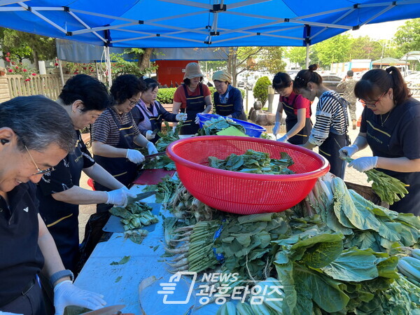 정왕1동 협의체 계절김치 나눔행사(사진제공=정왕1동 행정복지센터)