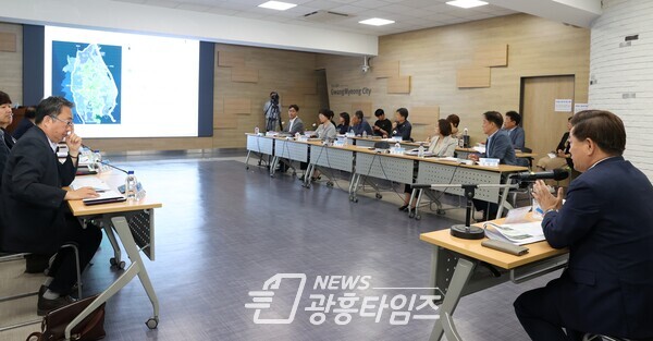 광명시는 5일 시청 중회의실에서 박승원 광명시장(사진 맨 오른쪽)과 관련 부서장 외부전문가 등이 참석한 가운데 ‘광명시 정원도시 조성방안 연구용역’ 착수보고회를 개최했다(사진제공=광명시) 광명시는 5일 시청 중회의실에서 박승원 광명시장(사진 맨 오른쪽)과 관련 부서장 외부전문가 등이 참석한 가운데 ‘광명시 정원도시 조성방안 연구용역’ 착수보고회를 개최했다(사진제공=광명시)