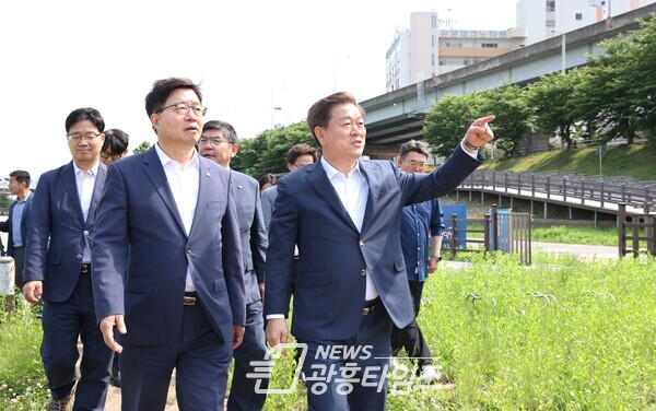 염태영 경기도 경제부지사는 5일 오후 안양천 지방정원 조성 예정지를 방문하고 지방정원 조성을 위해 경기도 차원에서 최대한 행정 지원하겠다고 답했다(사진제공=광명시) 염태영 경기도 경제부지사는 5일 오후 안양천 지방정원 조성 예정지를 방문하고 지방정원 조성을 위해 경기도 차원에서 최대한 행정 지원하겠다고 답했다(사진제공=광명시)