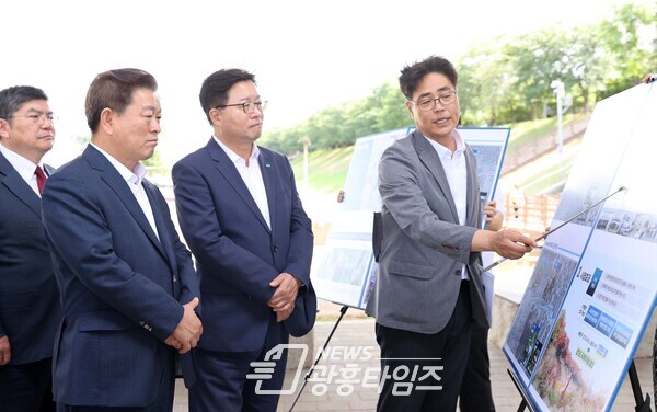 염태영 경기도 경제부지사는 5일 오후 안양천 지방정원 조성 예정지를 방문하고 지방정원 조성을 위해 경기도 차원에서 최대한 행정 지원하겠다고 답했다(사진제공=광명시) 염태영 경기도 경제부지사는 5일 오후 안양천 지방정원 조성 예정지를 방문하고 지방정원 조성을 위해 경기도 차원에서 최대한 행정 지원하겠다고 답했다(사진제공=광명시)