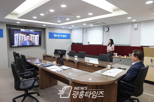광명시는 지난 5일 시청 영상회의실에서 해외결연도시인 일본 야마토시와 영상회의를 가졌다(사진제공=광명시) 광명시는 지난 5일 시청 영상회의실에서 해외결연도시인 일본 야마토시와 영상회의를 가졌다(사진제공=광명시)
