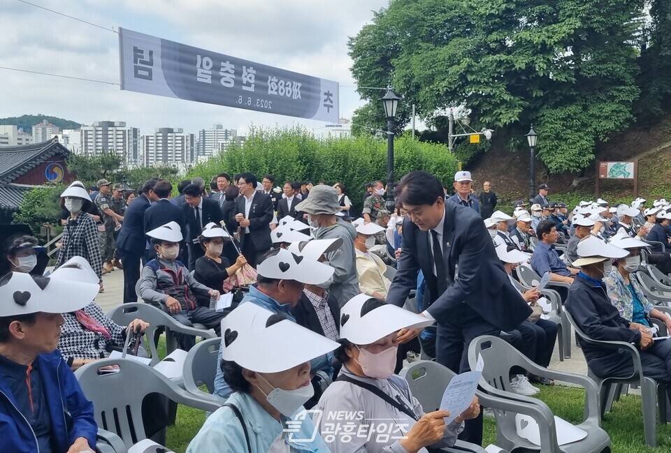 유족들과 인사 하고 하는 하은호군포시장(사진제공=군포시)