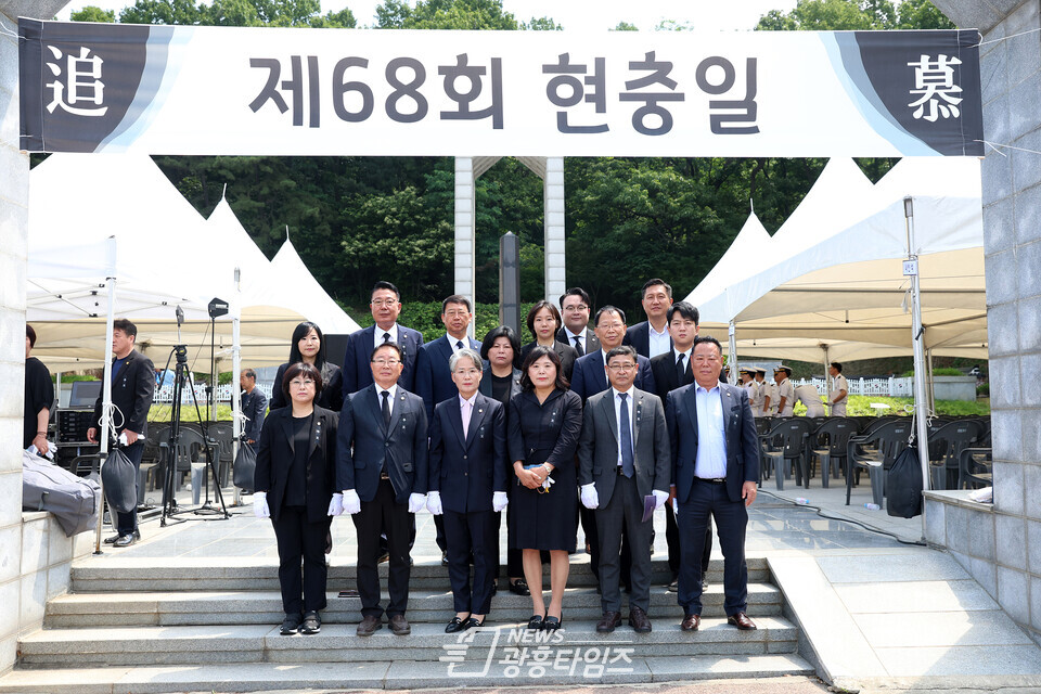 시흥시의회는 6월 6일 제68회 현충일을 맞아 논곡동에 위치한 현충탑에서 열린 추념식에 참석했다(사진제공=시흥시의회) 시흥시의회는 6월 6일 제68회 현충일을 맞아 논곡동에 위치한 현충탑에서 열린 추념식에 참석했다(사진제공=시흥시의회)