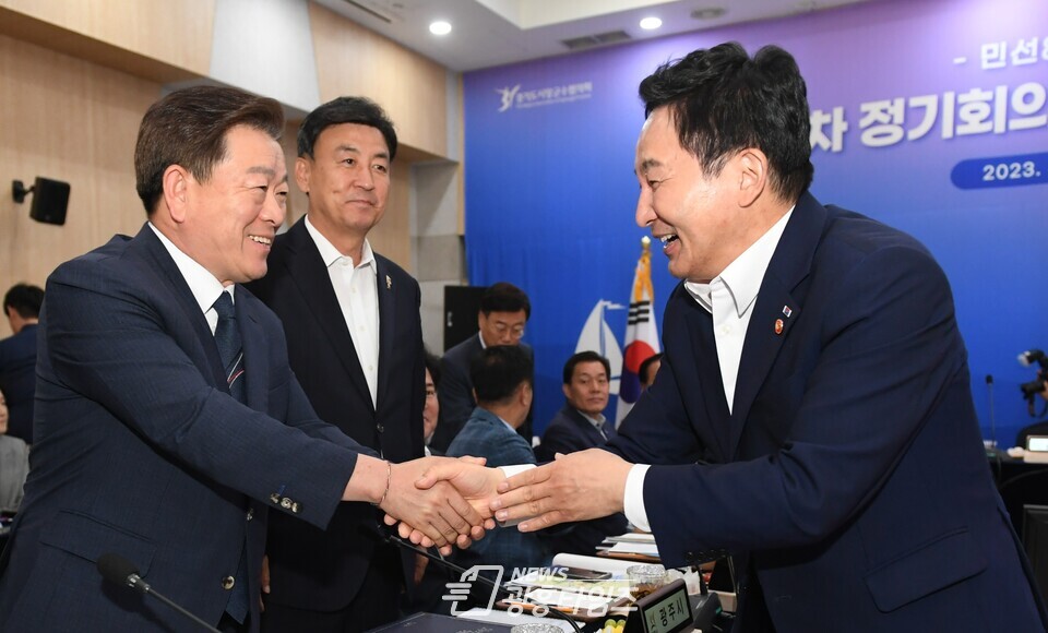 박승원 광명시장이 9일 화성시에서 개최된 경기도시장군수협의회 민선8기 제3차 정기회의 및 국토부 간담회에 참석해 원희룡 국토부 장관과 악수하고 있다(사진제공=광명시) 박승원 광명시장이 9일 화성시에서 개최된 경기도시장군수협의회 민선8기 제3차 정기회의 및 국토부 간담회에 참석해 원희룡 국토부 장관과 악수하고 있다(사진제공=광명시)