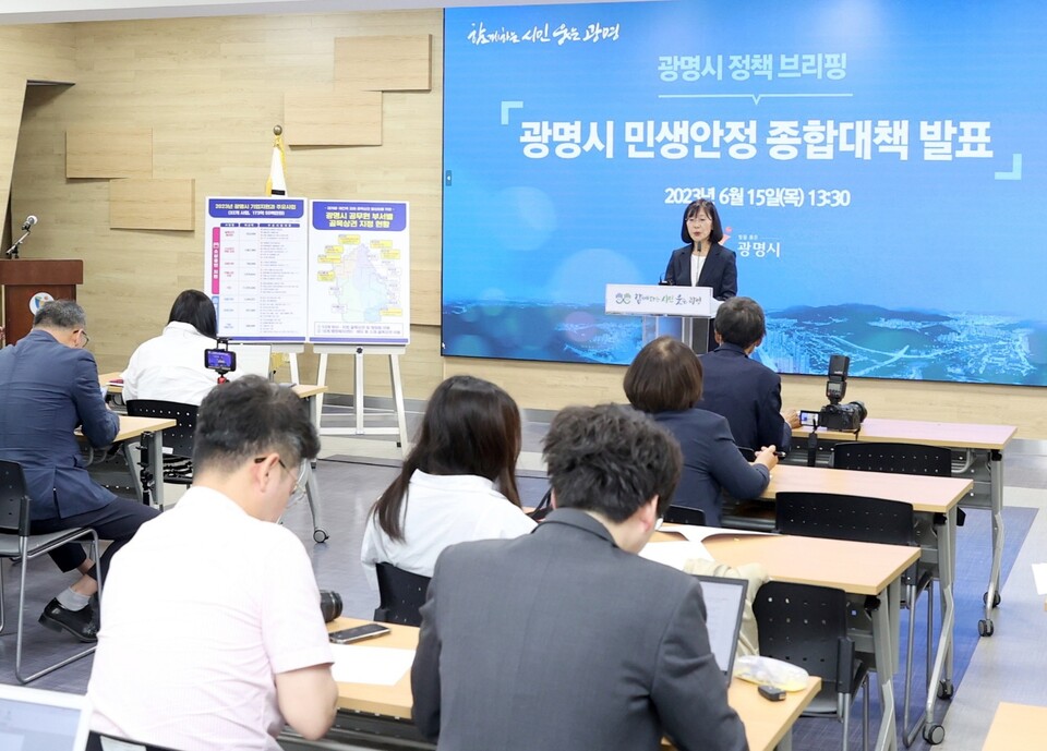 황희민 광명시 경제문화국장은 15일 시청 중회의실에서 정책브리핑을 갖고 이 같은 내용을 담은 ‘민생경제 활성화 대책’을 발표했다(사진제공=광명시) 황희민 광명시 경제문화국장은 15일 시청 중회의실에서 정책브리핑을 갖고 이 같은 내용을 담은 ‘민생경제 활성화 대책’을 발표했다(사진제공=광명시)
