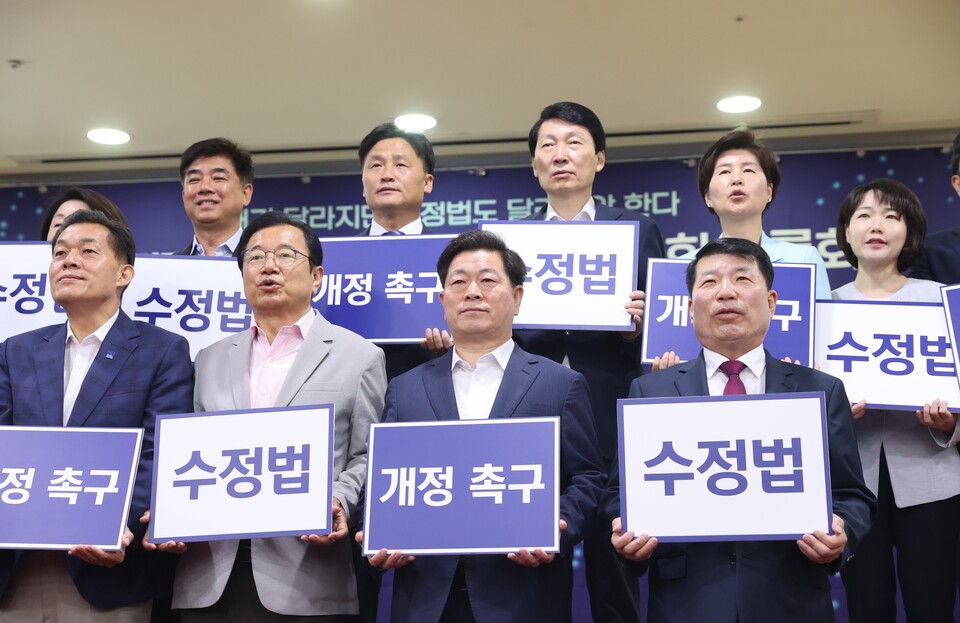 박승원 광명 시장(사진 앞줄 좌측 세번째)은 19일 국회의원회관에서 열린 ‘수도권정비계획법 개정을 위한 국회토론회’에 참석해 광명․시흥 3기 신도시 경쟁력 강화를 위해 수도권정비계획법 개정이 필요하다고 밝혔다(사진제공=광명시) 박승원 광명 시장(사진 앞줄 좌측 세번째)은 19일 국회의원회관에서 열린 ‘수도권정비계획법 개정을 위한 국회토론회’에 참석해 광명․시흥 3기 신도시 경쟁력 강화를 위해 수도권정비계획법 개정이 필요하다고 밝혔다(사진제공=광명시)