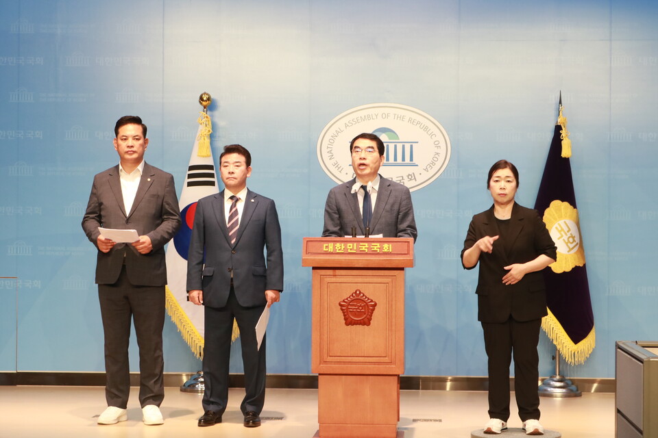 정부에 7광구 문제에 대해 적극적인 대책을 마련 촉구 공동 기자회견(사진제공=양기대 의원실) 정부에 7광구 문제에 대해 적극적인 대책을 마련 촉구 공동 기자회견(사진제공=양기대 의원실)