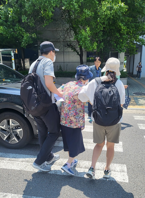 쓰러진 노인을 구한 의인들(사진제공=군포시)