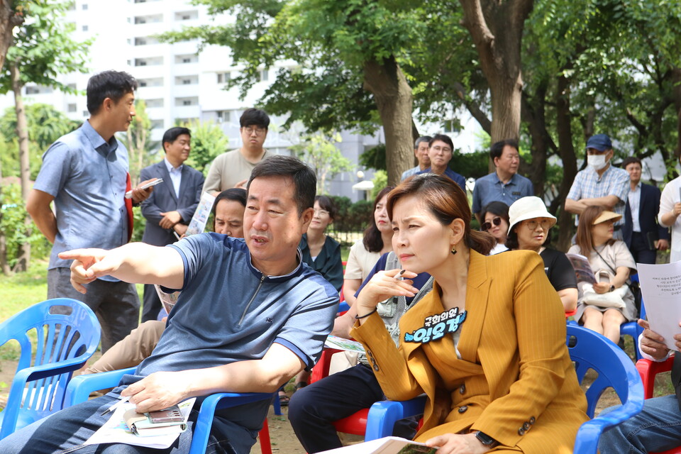 철산13단지 공원 설명회 (사진제공=임오경 의원실) 철산13단지 공원 설명회 (사진제공=임오경 의원실)