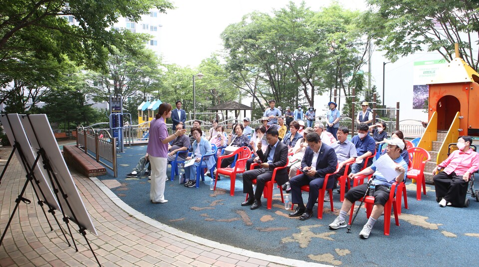 철산1동 두산위브 철산어린이공원 설명회 (사진제공=임오경 의원실) 철산1동 두산위브 철산어린이공원 설명회 (사진제공=임오경 의원실)