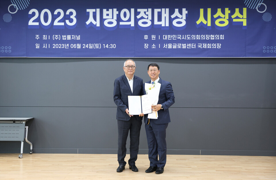 박춘호 의원(오른쪽)/사진제공=시흥시의회 박춘호 의원(오른쪽)/사진제공=시흥시의회