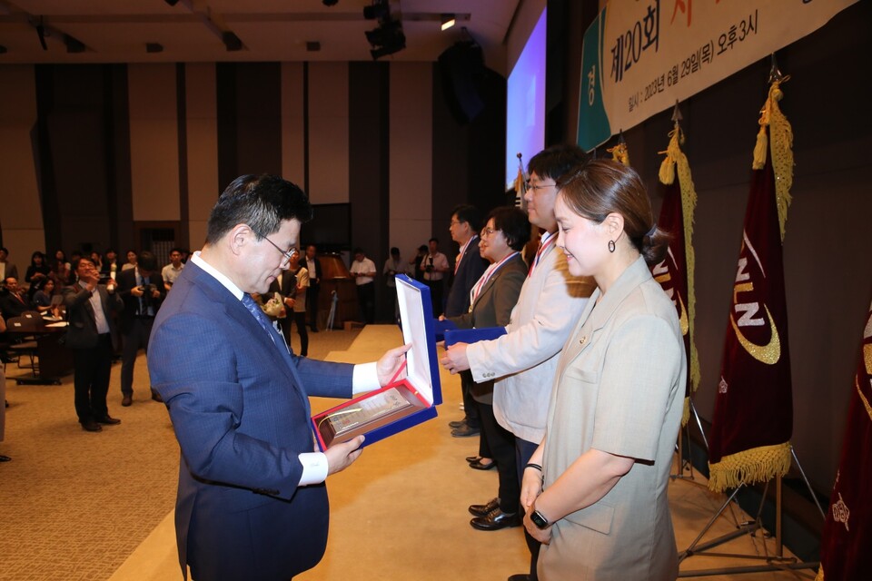 임오경 국회의원, 전국지역신문협회 주관 의정대상 수상(사진제공=임오경 의원실) 임오경 국회의원, 전국지역신문협회 주관 의정대상 수상(사진제공=임오경 의원실)