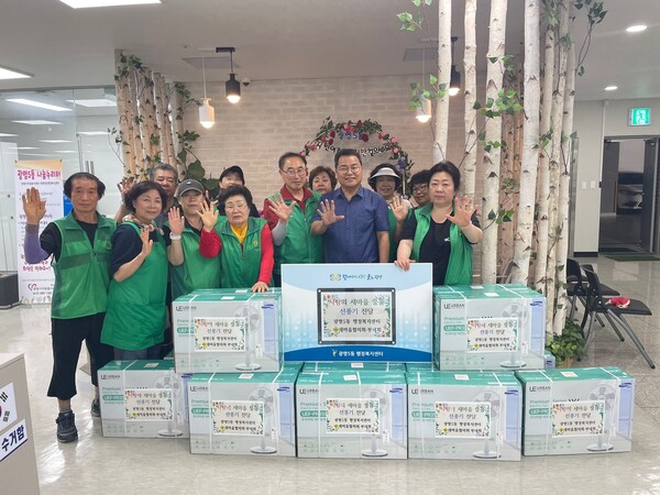광명시 광명5동 새마을지도자협의회‧부녀회는 29일 여름철 무더위로 고생하시는 관내 어르신 취약계층 주민들을 위로하기 위해 직접 안부를 확인하고 시원한 여름나기용 선풍기 30대를 전달했다(사진제공=광명5동 행정복지센터) 광명시 광명5동 새마을지도자협의회‧부녀회는 29일 여름철 무더위로 고생하시는 관내 어르신 취약계층 주민들을 위로하기 위해 직접 안부를 확인하고 시원한 여름나기용 선풍기 30대를 전달했다(사진제공=광명5동 행정복지센터)