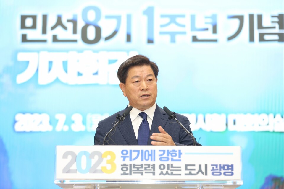 박승원 광명시장은 3일 오전 시청 대회의실에서 열린 민선8기 1주년 기자회견에서 “광명의 더 나은 미래 자족도시로의 대전환을 시민과 함께 만들어나가겠다”는 포부를 밝혔다(사진제공=광명시) 박승원 광명시장은 3일 오전 시청 대회의실에서 열린 민선8기 1주년 기자회견에서 “광명의 더 나은 미래 자족도시로의 대전환을 시민과 함께 만들어나가겠다”는 포부를 밝혔다(사진제공=광명시)