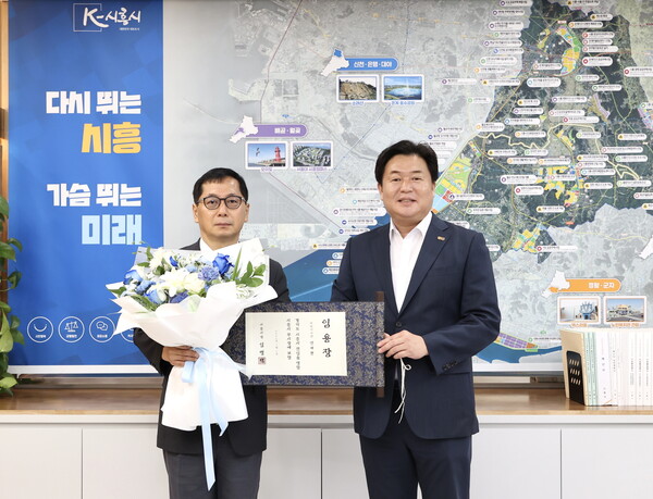 연제찬 부시장 임용장 전달(사진제공=시흥시) 연제찬 부시장 임용장 전달(사진제공=시흥시)