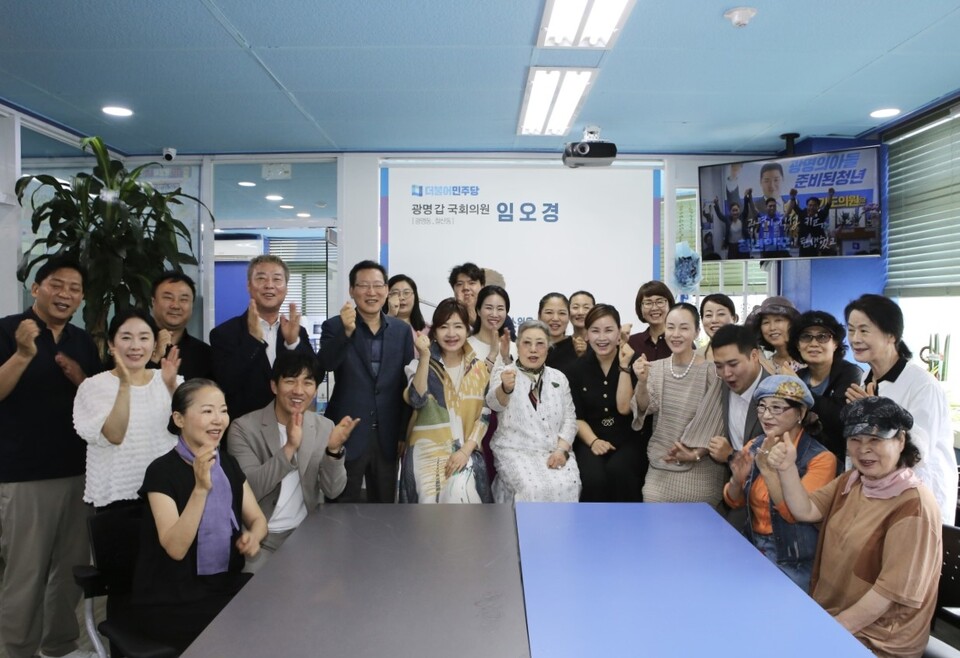 임오경 국회의원 국악진흥법 제정.. 국악예술인들로부터 축하의 손길 이어져(사진제공=임오경 의원실) 임오경 국회의원 국악진흥법 제정.. 국악예술인들로부터 축하의 손길 이어져(사진제공=임오경 의원실)