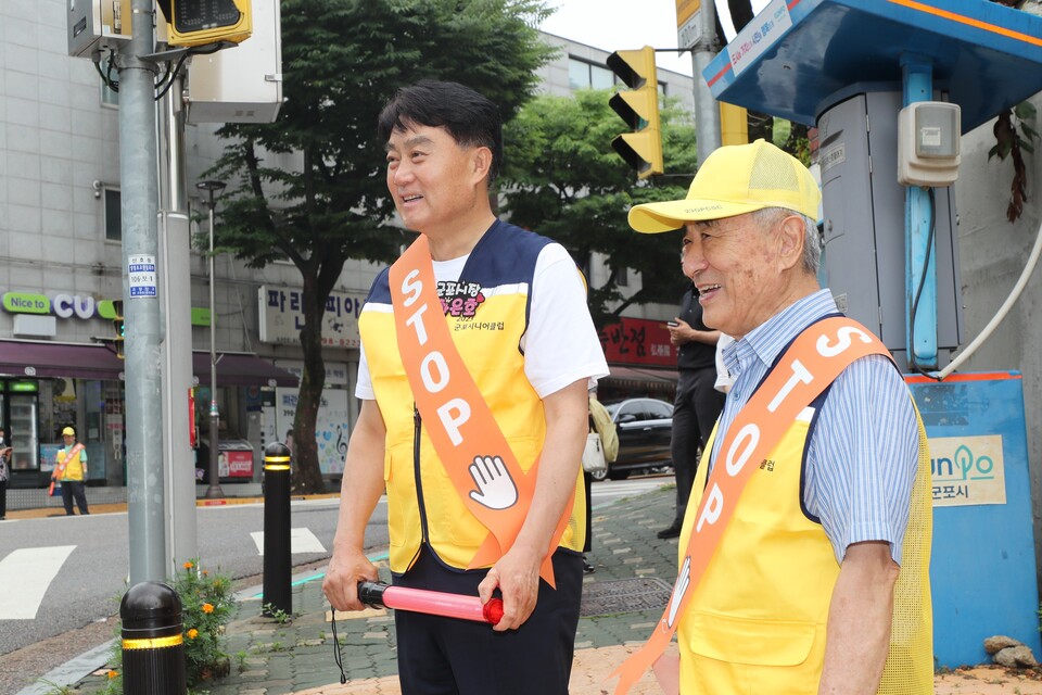 하은호 시장, 1주년 등굣길교통봉사(사진제공=군포시)