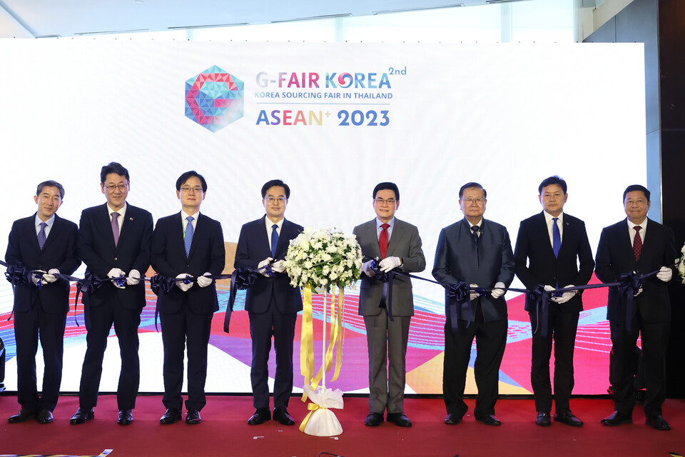 현지시간 6일 오전 인도를 방문한 김동연 경기도지사가 2023 G-Fair 아세안+ 개막식에 참석해 쭈린 락사나위싯 부총리 겸 상무부 장관 및 내빈들과 테이프 커팅을 하고 있다(사진제공=경기도) 현지시간 6일 오전 인도를 방문한 김동연 경기도지사가 2023 G-Fair 아세안+ 개막식에 참석해 쭈린 락사나위싯 부총리 겸 상무부 장관 및 내빈들과 테이프 커팅을 하고 있다(사진제공=경기도)