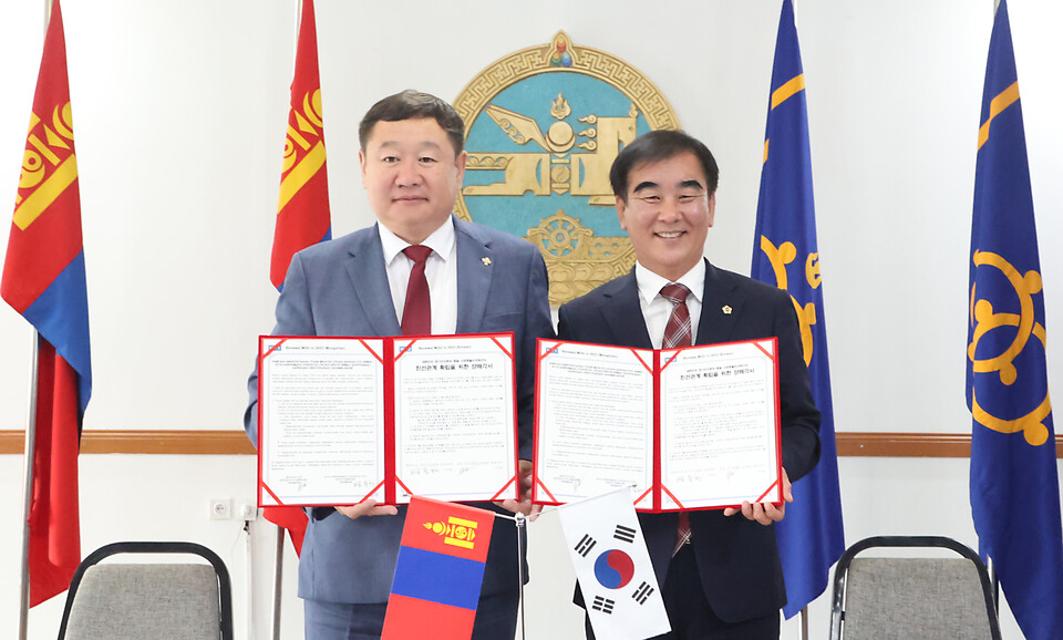 경기도의회, 몽골 다르항올도의회와 교류 10주년 MOU 갱신 체결 (사진제공=경기도의회) 경기도의회, 몽골 다르항올도의회와 교류 10주년 MOU 갱신 체결 (사진제공=경기도의회)