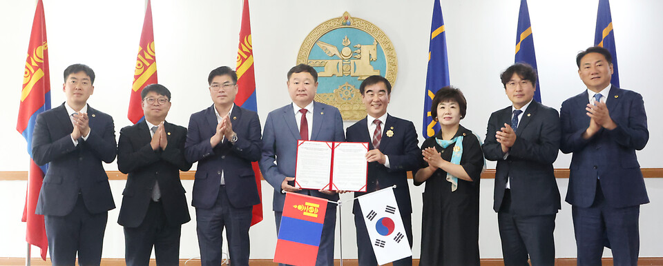 경기도의회, 몽골 다르항올도의회와 교류 10주년 MOU 갱신 체결 (사진제공=경기도의회) 경기도의회, 몽골 다르항올도의회와 교류 10주년 MOU 갱신 체결 (사진제공=경기도의회)