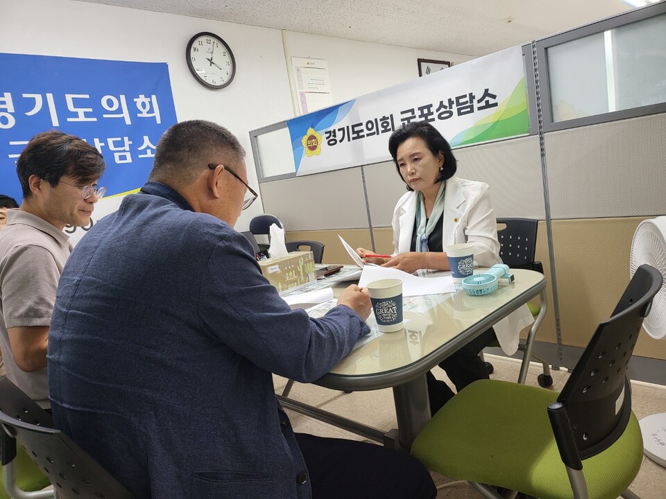 정윤경의원, 도 철도운영과로부터 금정역 복합환승센터 추진현황 보고 받아(사진제공=경기도의회 군포상담소)