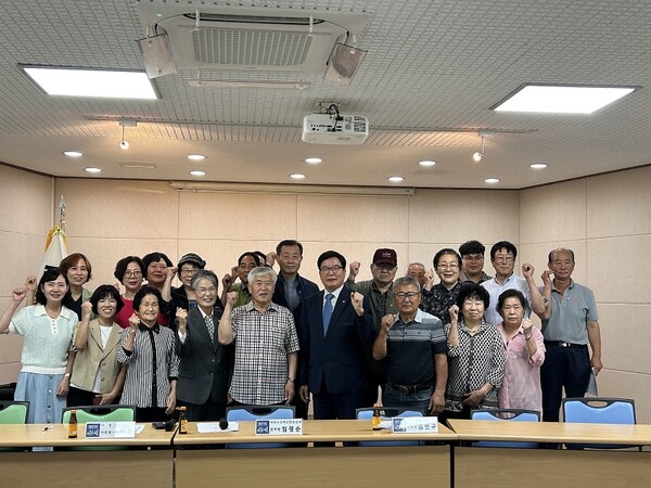 대한노인회, 신현동 노인회 격려(사진제공=신현동 행정복지센터)