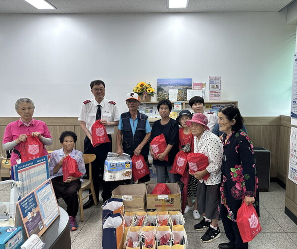 안전 냉방용품 전달(사진제공=신천동 행정복지센터)