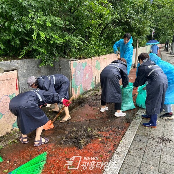  자율방재단 빗물받이 청소(사진제공=의왕시)