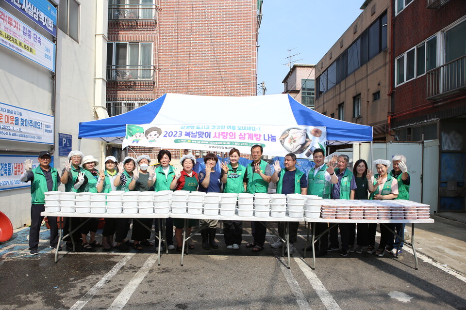 광명4동 '사랑의 삼계탕 나눔'(사진제공=임오경 의원실) 광명4동 '사랑의 삼계탕 나눔'(사진제공=임오경 의원실)