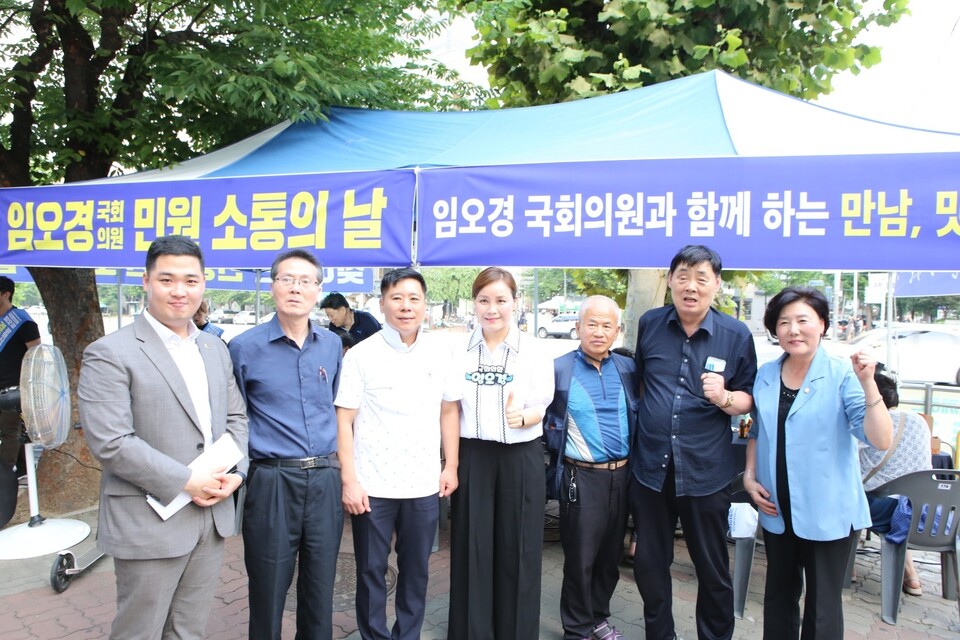 임오경 국회의원과 광명갑지역위, 철산역에서 찾아가는 현장 민원소통의 날 가져(사진제공=임오경 의원실) 임오경 국회의원과 광명갑지역위, 철산역에서 찾아가는 현장 민원소통의 날 가져(사진제공=임오경 의원실)