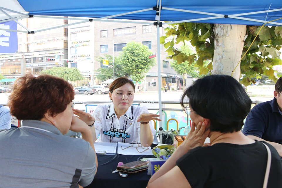 임오경 국회의원과 광명갑지역위, 철산역에서 찾아가는 현장 민원소통의 날 가져(사진제공=임오경 의원실) 임오경 국회의원과 광명갑지역위, 철산역에서 찾아가는 현장 민원소통의 날 가져(사진제공=임오경 의원실)