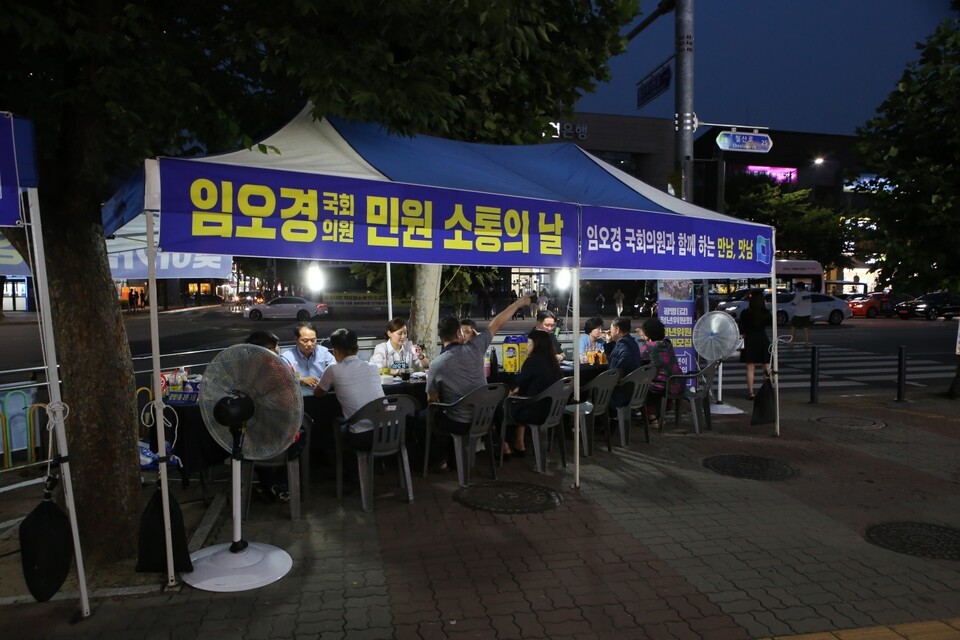 임오경 국회의원과 광명갑지역위, 철산역에서 찾아가는 현장 민원소통의 날 가져(사진제공=임오경 의원실) 임오경 국회의원과 광명갑지역위, 철산역에서 찾아가는 현장 민원소통의 날 가져(사진제공=임오경 의원실)
