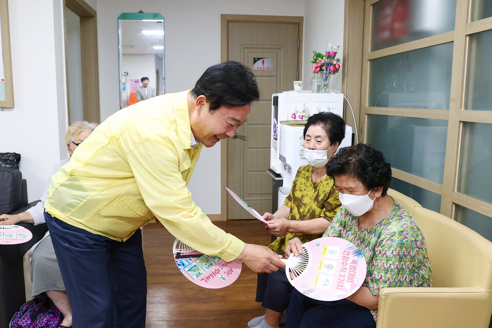 김성제 의왕시장, 폭염 대비 무더위쉼터 현장 점검(사진제공=의왕시)