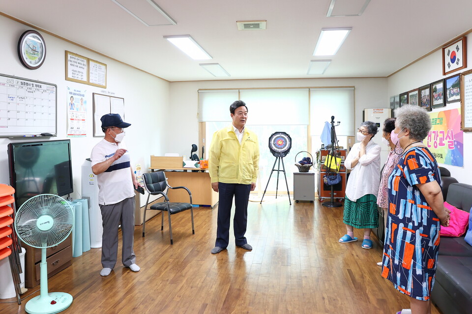 김성제 의왕시장, 폭염 대비 무더위쉼터 현장 점검(사진제공=의왕시)